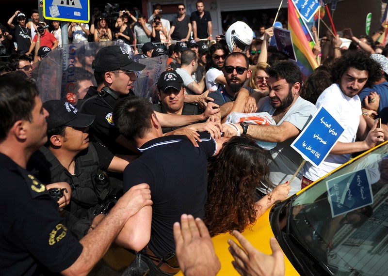 Enfrentamiento entre la policía antidisturbios turca y activistas en Estambul, junio de 2015. © OZAN KOSE/AFP/Getty Images