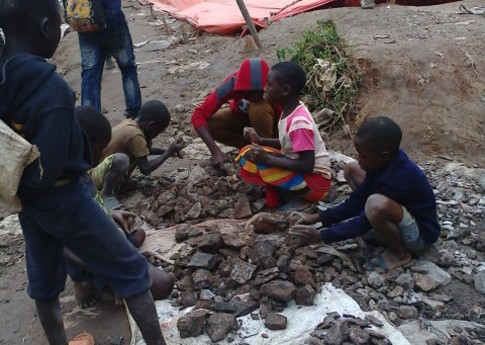 Cobalto rojo”: los teléfonos inteligentes y los autos eléctricos dependen  de minerales tóxicos extraídos en el Congo por menores de edad