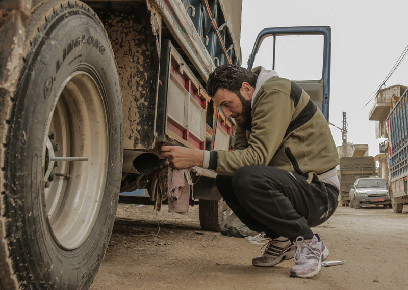 Younes aporta su camión para ayudar a distribuir alimentos y ropa.
