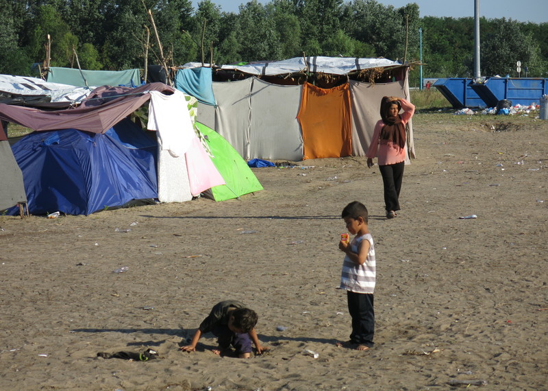 Niños y niñas esperan en el campamento de Horgos, en Serbia. © Amnesty International