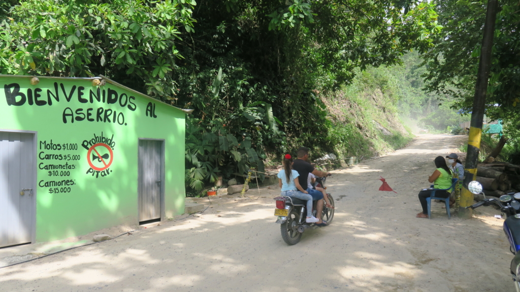 La presencia estatal en el Catatumbo es tan escasa que las comunidades locales han instalado sus propios puntos de peaje para recaudar fondos a fin de arreglar sus carreteras (Duncan Tucker/Amnistía Internacional).