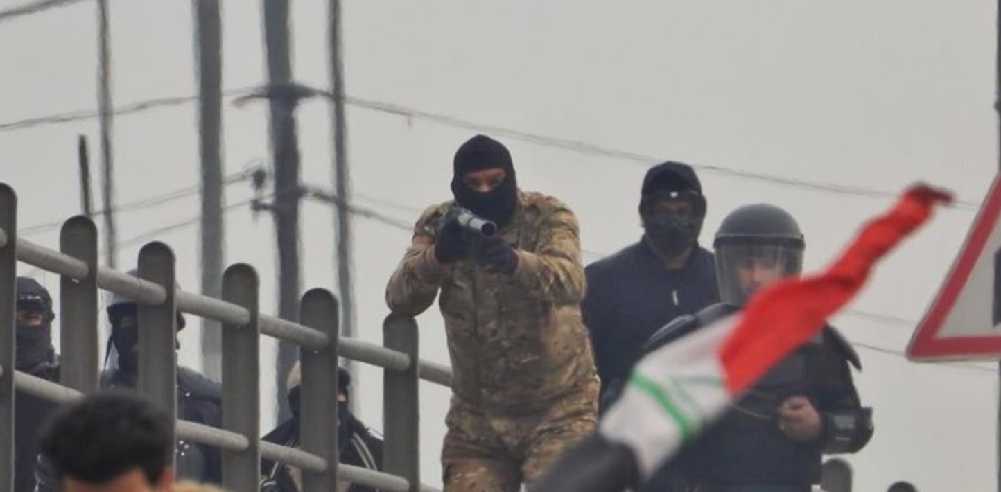 Fuerzas de seguridad iraquíes apuntan a manifestantes desde el paso elevado de la autopista Mohammed al Qasim, cerca del cruce de Al Gailini, Bagdad, 21 de enero de 2020.