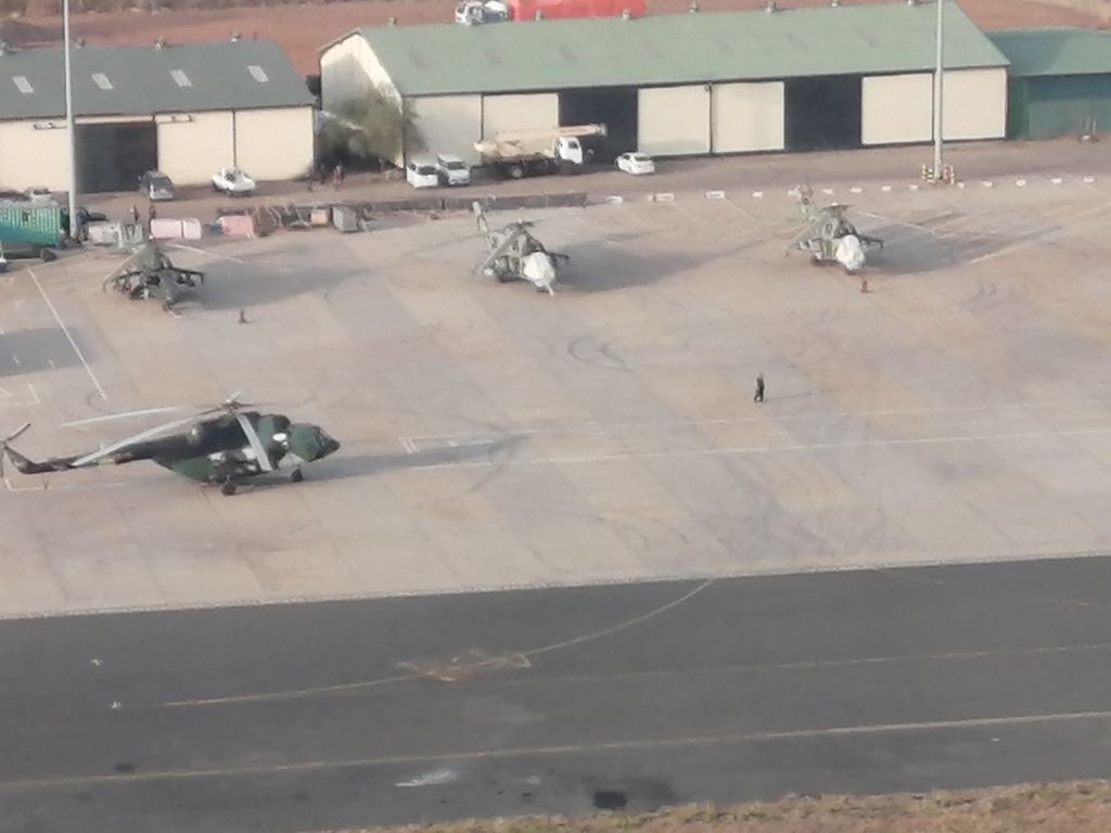 En la imagen se puede ver un helicóptero de ataque Mi-24, uno de los cuatro que Sudán del Sur le compró a Ucrania en 2015. Cuando el embargo de armas se adoptó en julio de 2018, estos helicópteros se hallaban en mal estado y no podían volar. Sin embargo, durante el embargo se llevaron a cabo tareas de mantenimiento y reparación de los helicópteros usando piezas importadas, incumpliendo así el embargo. La foto está tomada en el aeropuerto internacional de Yuba a principios de 2020. © Amnesty International