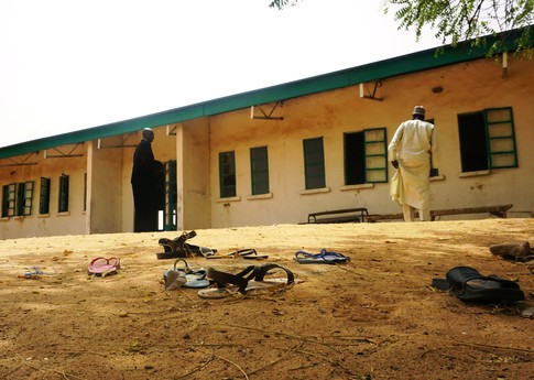 Un montón de sandalias esparcidas frente al edificio destinado al profesorado de la escuela pública femenina de ciencia y tecnología de Dapchi, Nigeria, 22 de febrero de 2018. Ese día,la rabia estalló en una aldea del noreste de Nigeria ante los titubeos de los funcionarios para explicar la desaparición de decenas de niñas que, según la población de la localidad, habían sido secuestradas por Boko Haram. La polícía dijo el 21 February que, tras una incursión de Boko Haram a últiam hora del 19 de febrero, faltaban 111 niñas de la escuela. © AMINU ABUBAKAR/AFP a través de Getty Images
