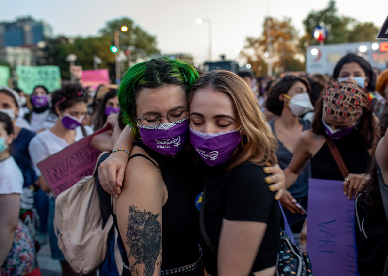 Mujeres con mascarillas protectoras durante una protesta contra feminicidios recientes y violencia contra las mujeres en Estambul (Turquía) el 5 de agosto de 2020. © NurPhoto via Getty Images