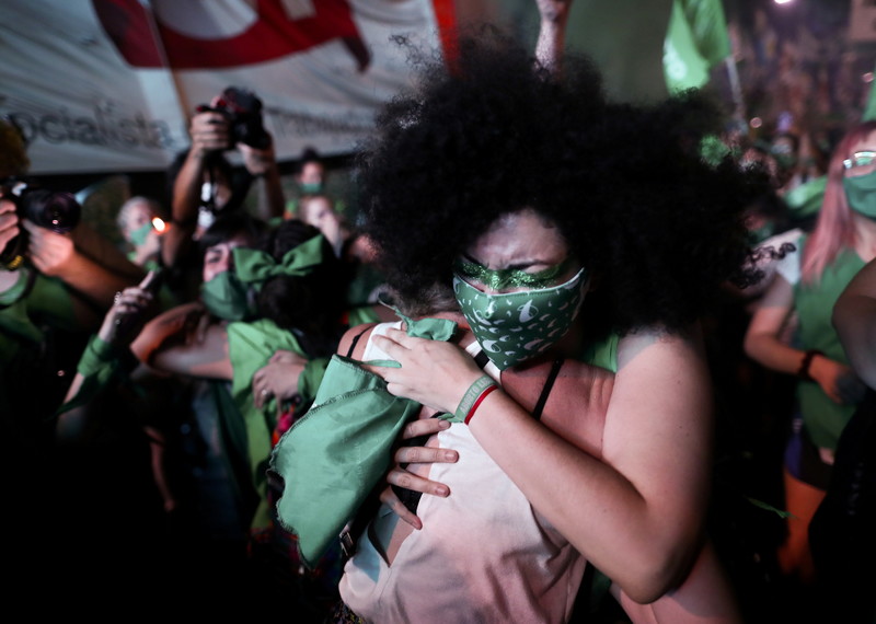 Celebración popular en las calles de Argentina por la legalización del aborto. Fotografía: Reuters