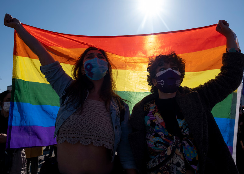 Mujeres y activistas LGBTQ protestan en Estambul por la retirada de Turquía del Convenio de Estambul.  © NurPhoto via Getty Images
