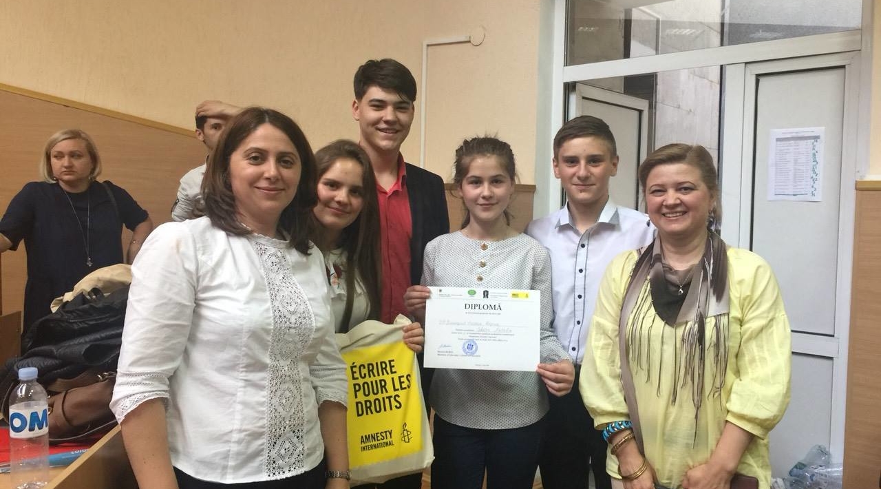 Estudiantes y profesoras posan para una fotografía en Moldavia