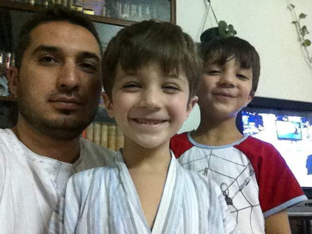 Mohammed Issam Zaghloul con sus dos hijos, Saryah y Zaid, junio de 2011, en su hogar en Daraya, Siria.