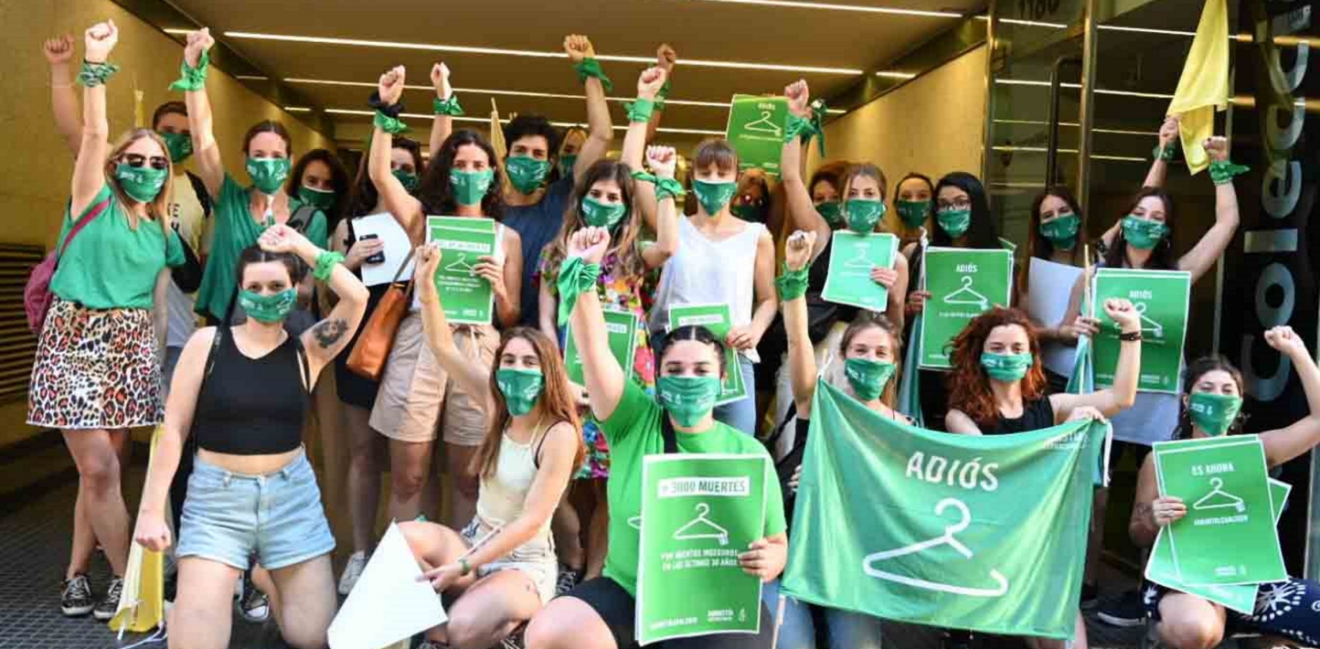 Mujeres celebran la legalización del aborto en Argentina.
