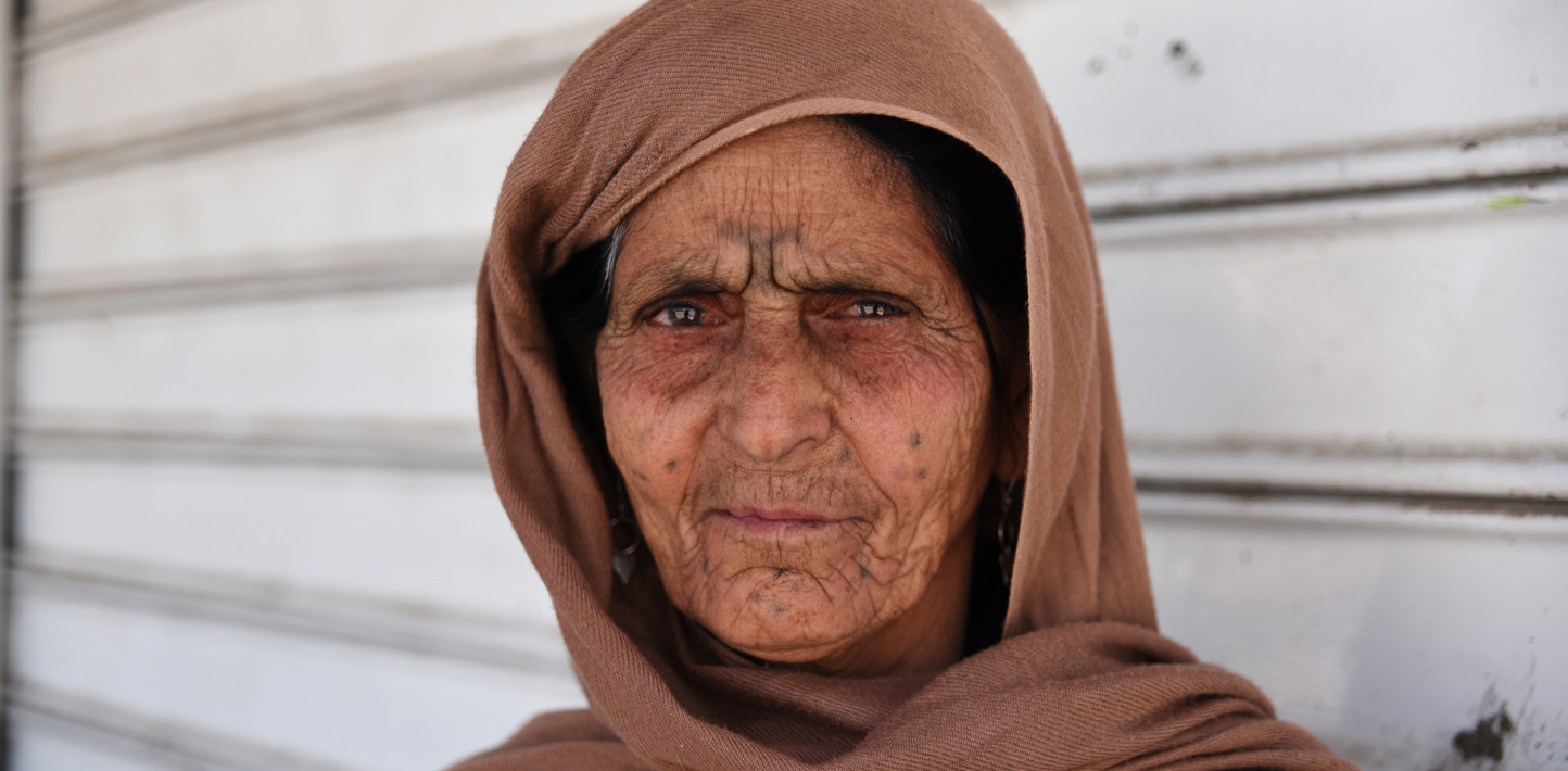 Bibi, una mujer de Afganistán, en el exterior de los campos de refugiados Elliniko, a las afueras de Atenas (Grecia).