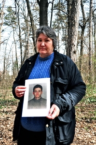 Hristina Stoyanova muestra una fotografía de su hijo, Mihail Stoyanov, en el parque Borisova, donde fue asesinado en septiembre de 2008. © Amnesty International