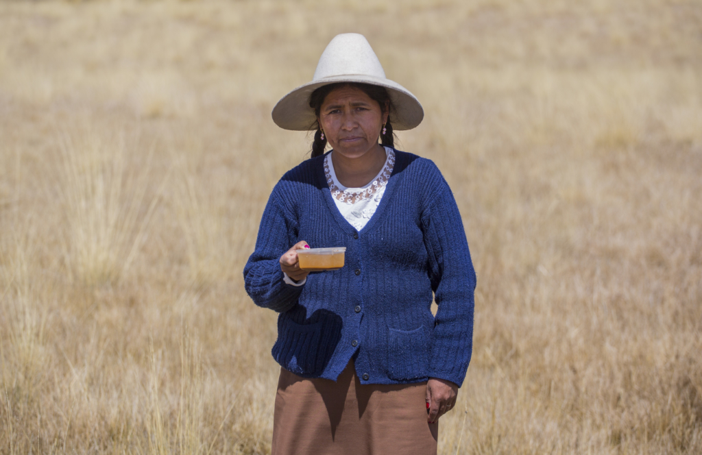 Carmen Chambi Surco con el agua de su comunidad que ella denuncia como contaminada con metales tóxicos 

 Foto: Diego Cardenas Sedano / Amnesty International 2017