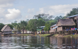Comunidad de Cuninico vista desde el río