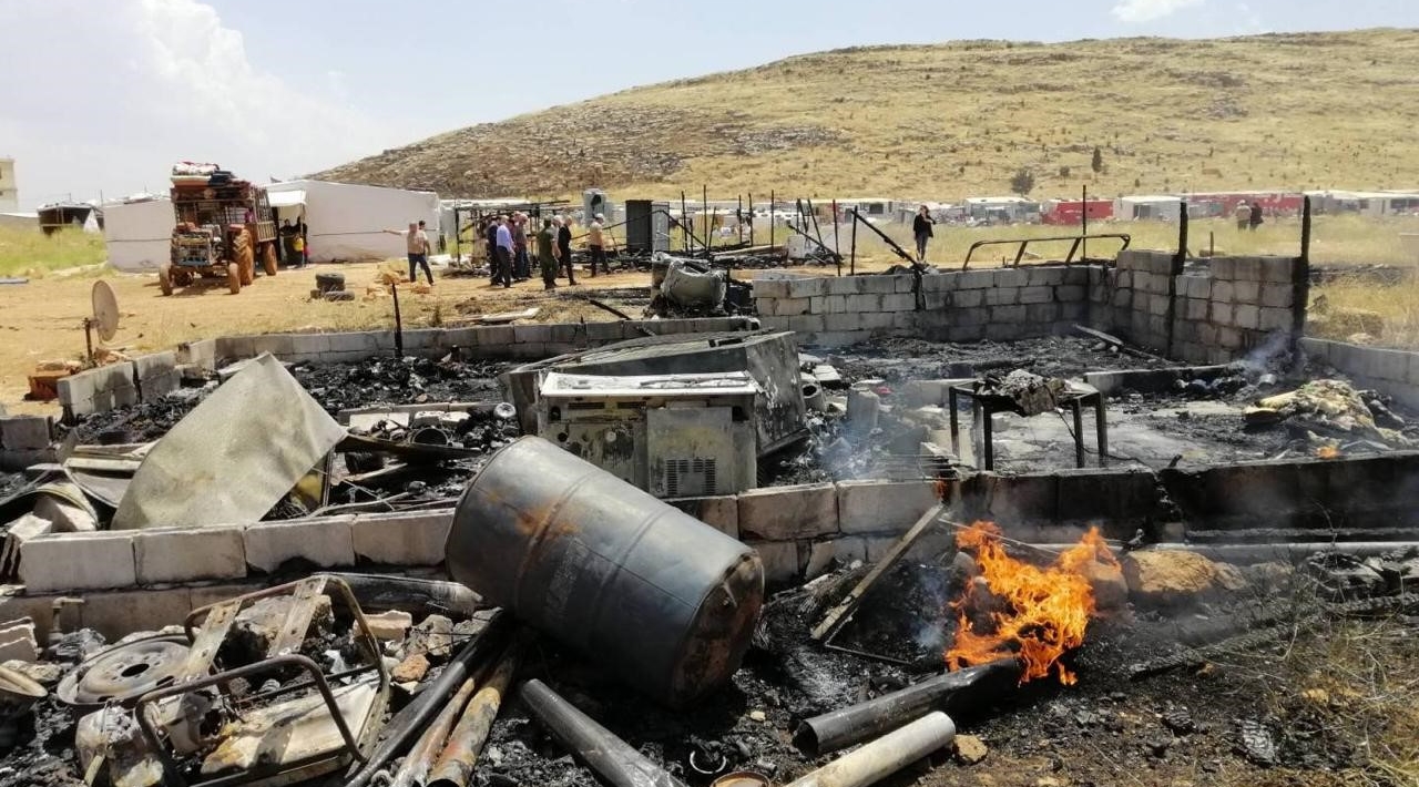 Efectos de un incendio en Deir al Ahmar, un campo informal para personas refugiadas sirias en el valle de la Bekaa, Líbano.
