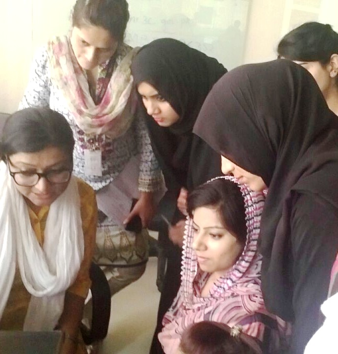 Nighat Dad enseña a un grupo de mujeres cómo utilizar Internet y las redes sociales. © Particular