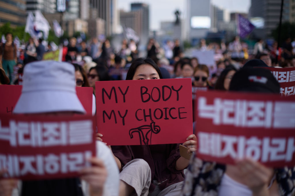 Manifestantes con pancartas en las que se lee “Abolir el castigo para el aborto” protestan por las leyes de aborto de Corea del Sur en la plaza de Gwanghwamun, Seúl, el 7 de julio de 2018.