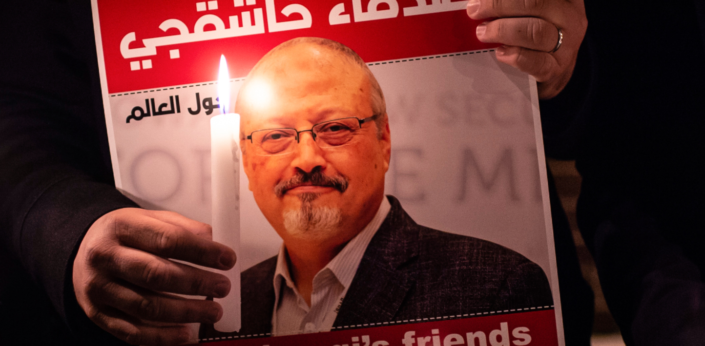 Cartel de Jamal Khashoggi, periodista saudí asesinado en el consulado de su país en Turquía.