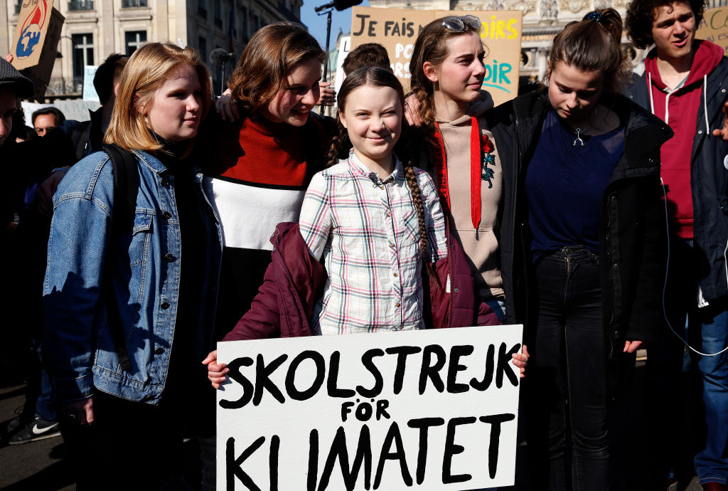 La activista medioambiental sueca Greta Thunberg sostiene un cartel que dice “Huelga escolar por el clima” durante una manifestación para reclamar que se tomen medidas urgentes para combatir el cambio climático el 22 de febrero de 2019 en París (Francia). Varios cientos de jóvenes participan en una marcha por el clima en París.