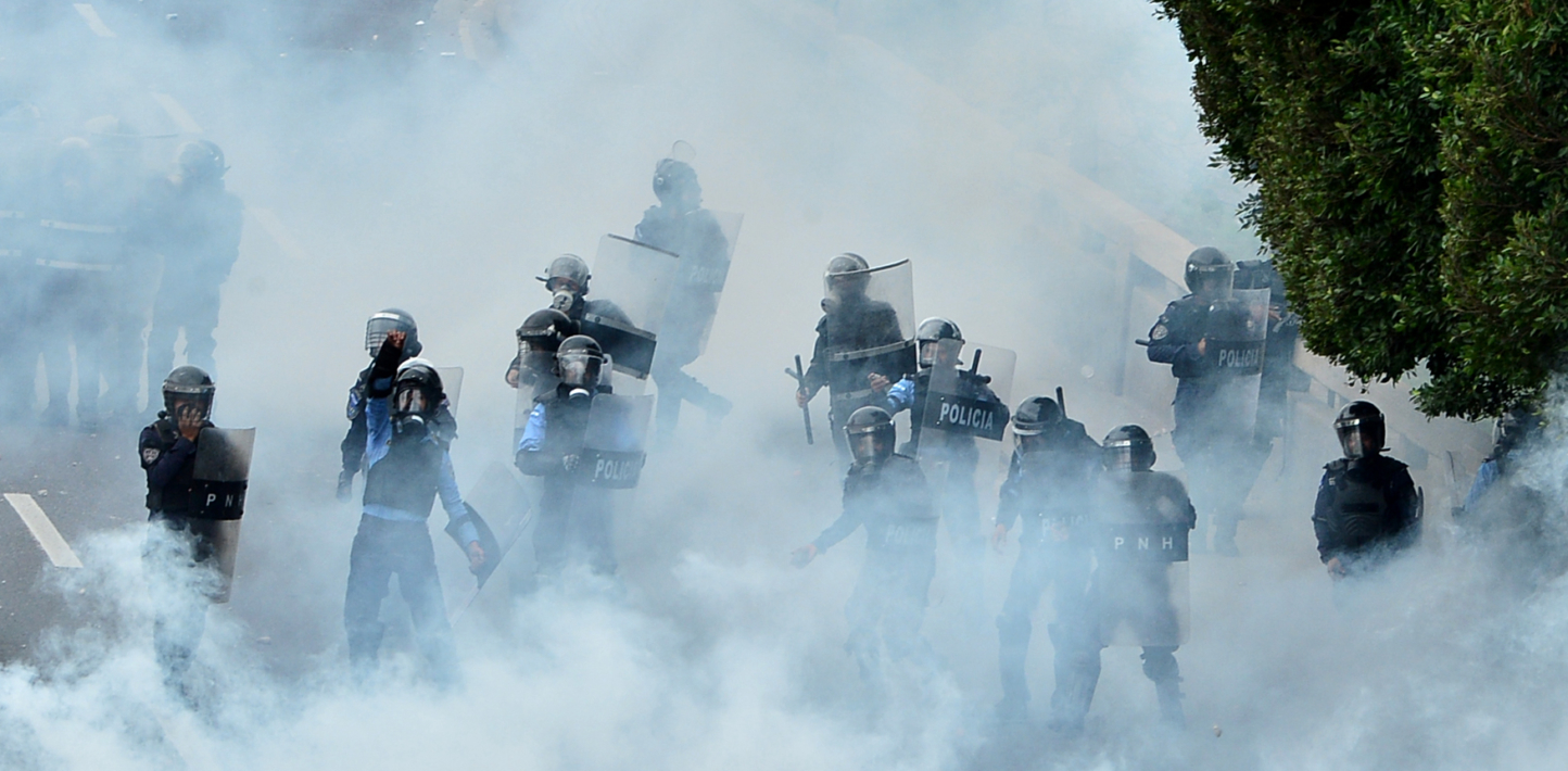 Riot police clash with demonstrators of the education and health sectors protesting against government reforms, in Tegucigalpa, on May 31, 2019. - Thousands of teachers, doctors and students resumed their protests against government measures that thay say will privatize health and education services.