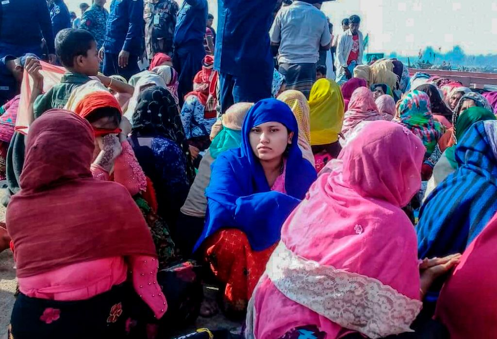 Personas refugiadas rohinyás esperan en Teknaf tras zozobrar su embarcación el 11 de febrero de 2020. - Según fuentes oficiales, al menos 14 personas perecieron ahogadas y decenas más desaparecieron tras el naufragio de una embarcación de personas refugiadas rohinyás frente al sur de Bangladesh a primera hora del 11 de febrero.