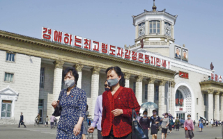 Gente con mascarilla ante la estación de Pyongyang el 6 de junio de 2020, durante la propagación mundial del nuevo coronavirus.