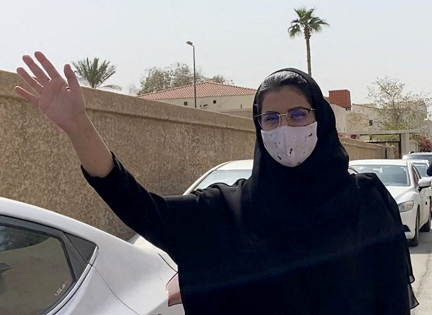 Loujain al Hathloul de camino al juzgado en Arabia Saudí, marzo de 2021.