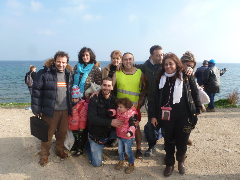 Ghias (centro) y su familia, reunida después de 18 años y del peligroso trayecto por mar desde Turquía a Lesbos (Grecia), diciembre de 2015. © Particular