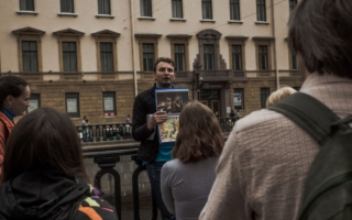 Un guía da información durante una gira de derechos humanos en Rusia.