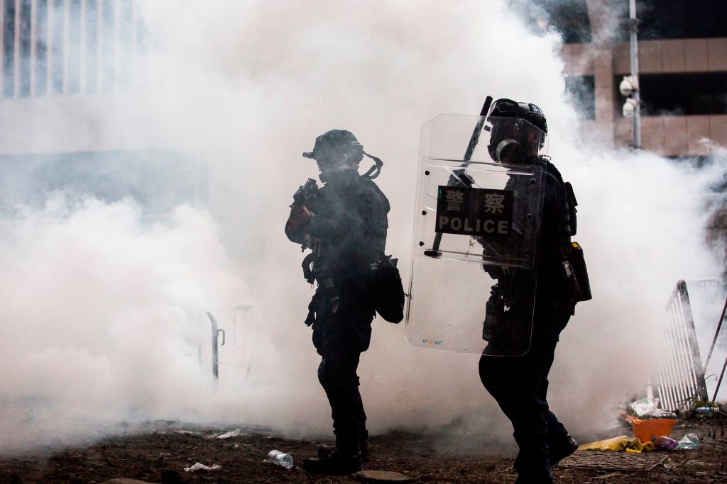 Policías antidisturbios de Hong Kong responden con gas lacrimógeno a las protestas contra los cambios en la ley de extradición. 12 de junio de 2019.