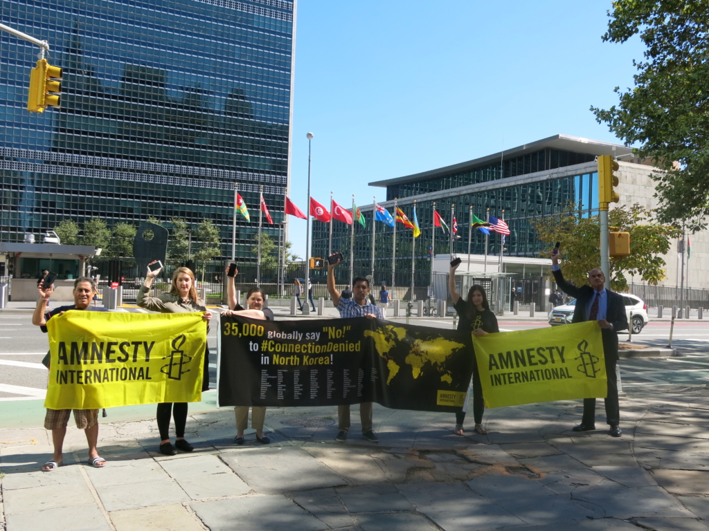 Activistas de Amnistía Estados Unidos hacen campaña en favor de la población norcoreana ante la sede principal de las Naciones Unidas en Nueva York en septiembre de 2016.