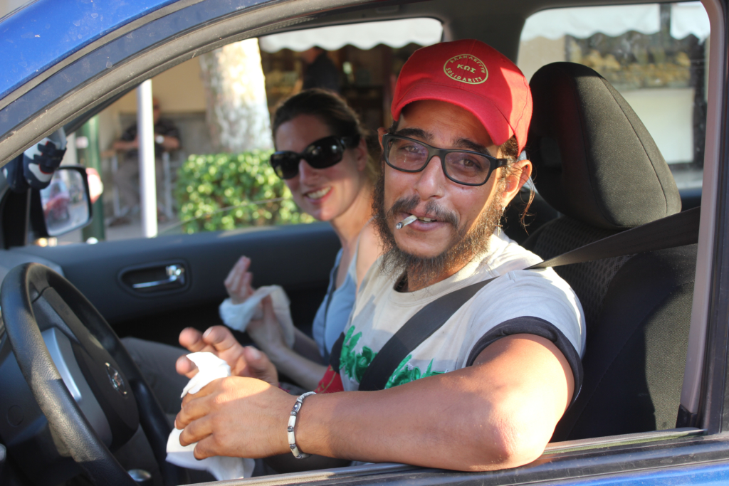 Konstantinos y otra voluntaria en su coche, Kos, Grecia, septiembre de 2015.