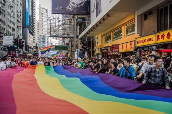 Una gran bandera LGBTI desplegada en Hong Kong