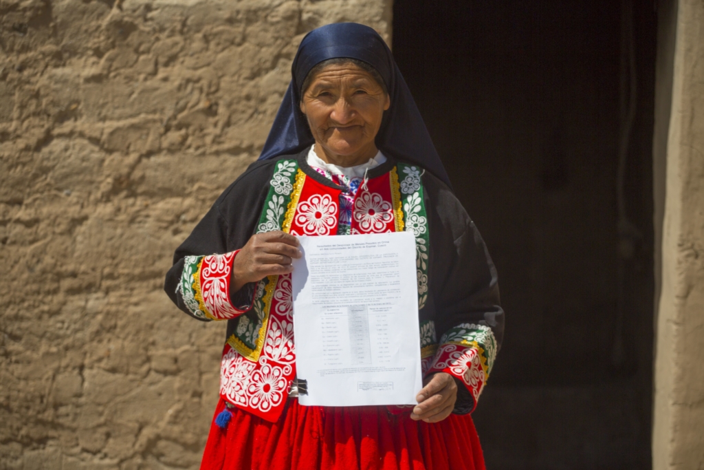 Melchora Surco con los resultados de su diagnóstico que indican la presencia de múltiples metales tóxicos en su cuerpo.
Foto: Diego Cardenas Sedano / Amnesty International 2017