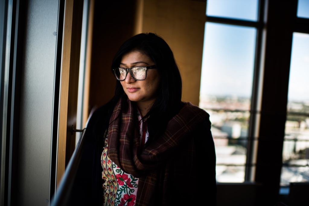 Nighat Dad es abogada, activista y fundadora de Digital Rights Foundation en Pakistán. En 2015, la revista TIME la incluyó en la lista de líderes de la próxima generación por la labor que ha desempeñado ayudando a las mujeres pakistaníes a combatir el acoso en Internet. © Chris Grodotzki.