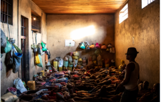 Presos durmiendo en una celda masificada de Madagascar.