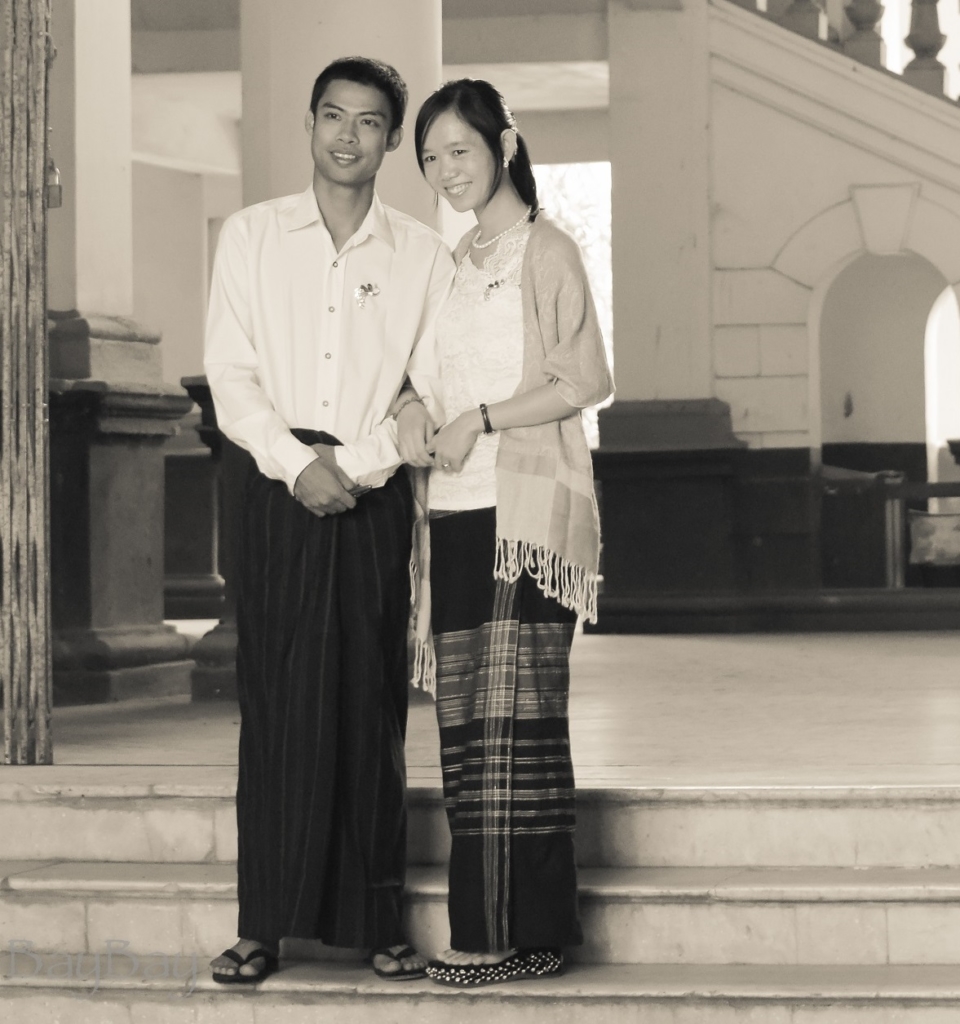 Phyoe Phyoe Aung y su esposo Lin Htet Naing tras firmar sus votos matrimoniales, en el Tribunal Superior de la región de Yangón, en Myanmar. @BayBay