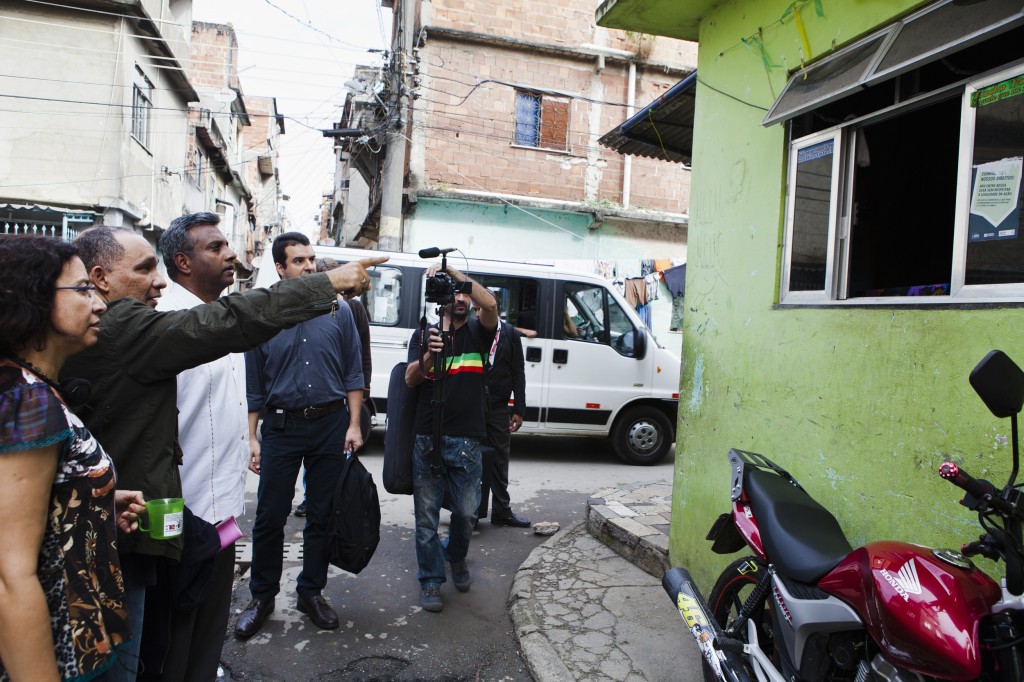 Salil Shetty visits Rio's largest favela © Amnesty International