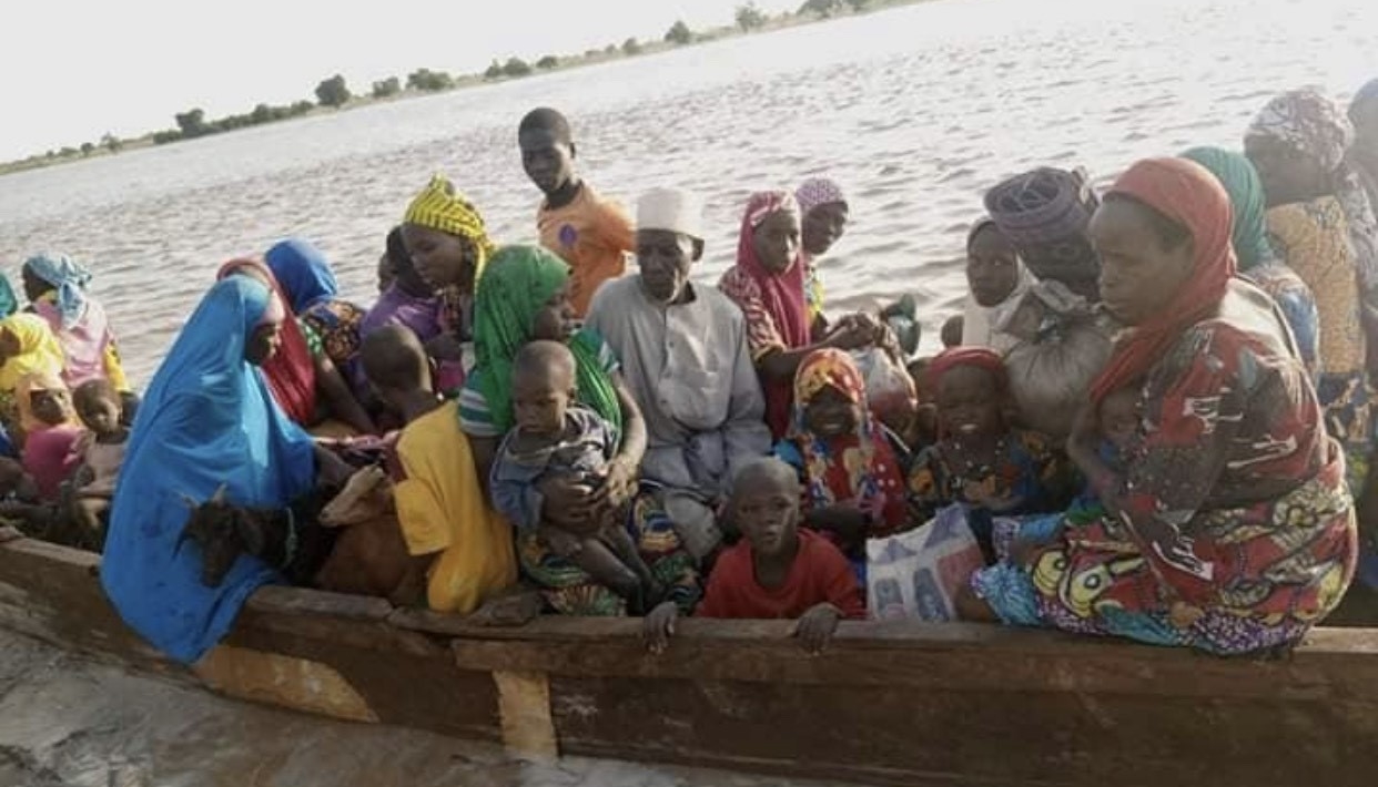 Habitantes del área de gobierno local de Isa, en el estado de Sokoto, huyen a Níger cruzando el río tras la muerte de decenas de personas a manos de hombres armados en ataques a sus pueblos.