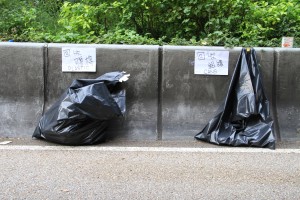 Bolsas para reciclado depositadas en la calle durante las protestas de Hong Kong.