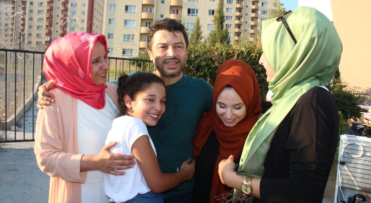 Taner Kılıç y su familia después de su liberación en Turquía.
