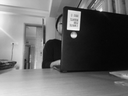Tsering trabajando en su portátil.