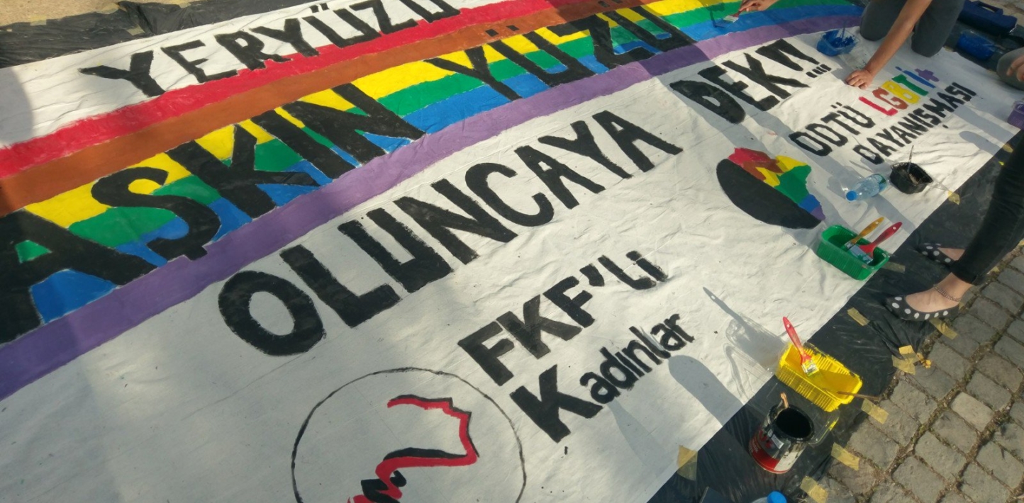 Cartel pintado en apoyo de los derechos LGBTI en Turquía en la marcha del Orgullo de estudiantes de la METU.