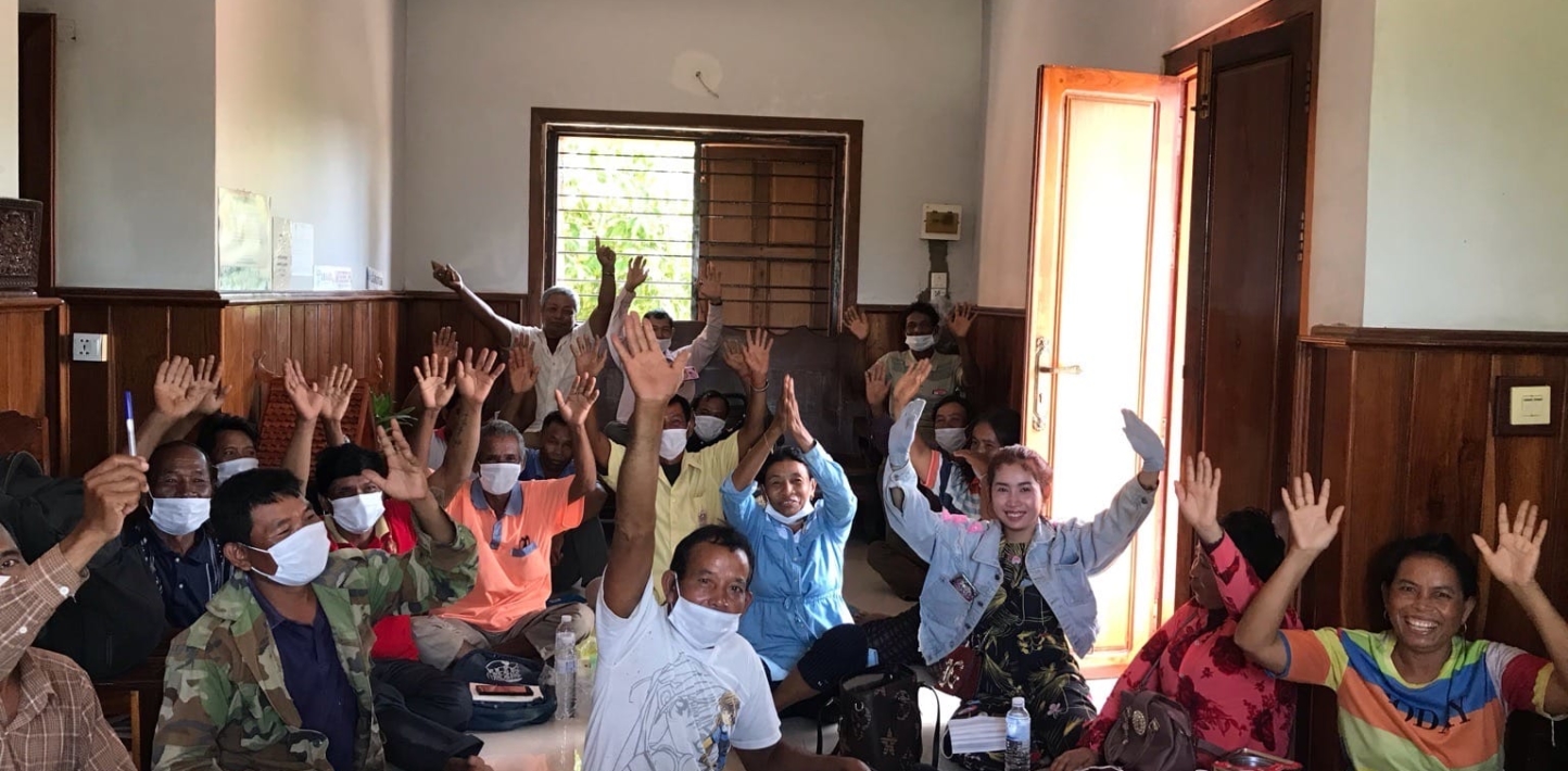 Familias camboyanas tras la noticia sobre la demanda contra Mitr Phol