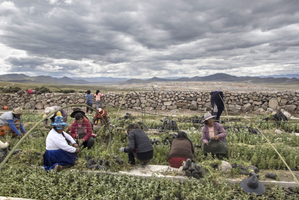 Mujeres trabajando en la comunidad de Cala Cala con la Mina Tintaya-Antacapay al fondo 

 

Foto: Nataniel Furgang / Amnesty International, 2017