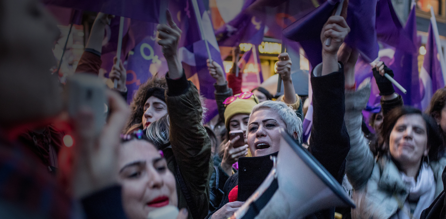 Mujeres portando banderas de color morado durante la marcha de las mujeres en Estambul, 2018.