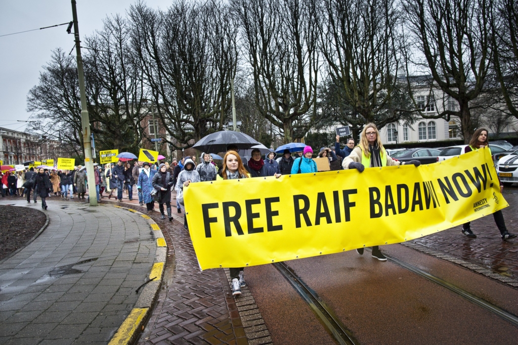 Activistas piden la liberación de Raif Badawi en La Haya.