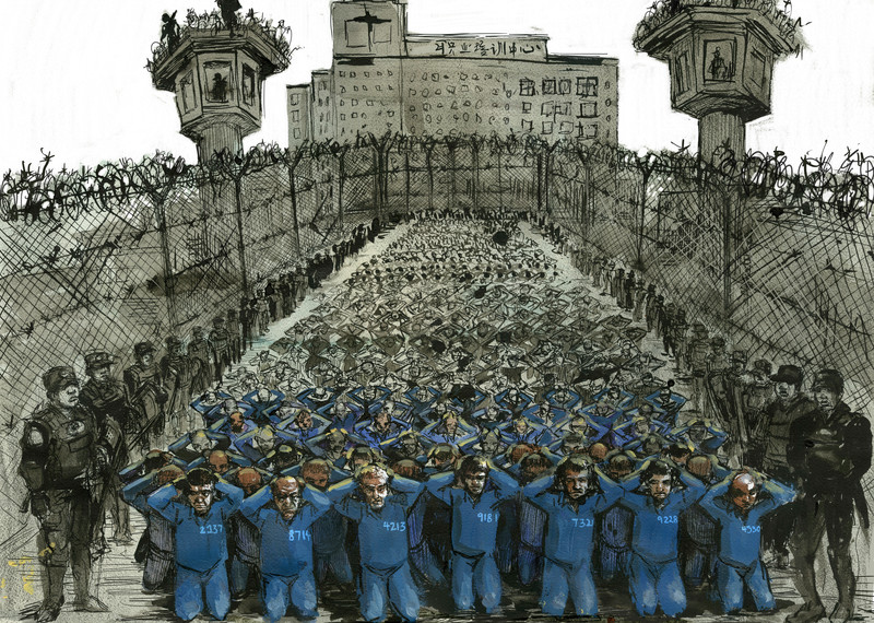 Un numeroso grupo de detenidos rodeado por guardias en un campo de internamiento de Xinjiang (China). © Molly Crabapple