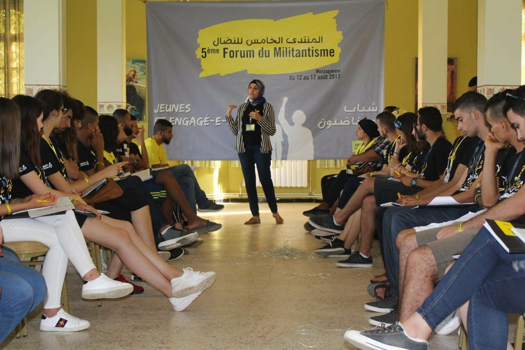 Ikram en la apertura del Foro Juvenil de Amnistía Internacional en Mostaganem, una de sus tareas como vicepresidenta.