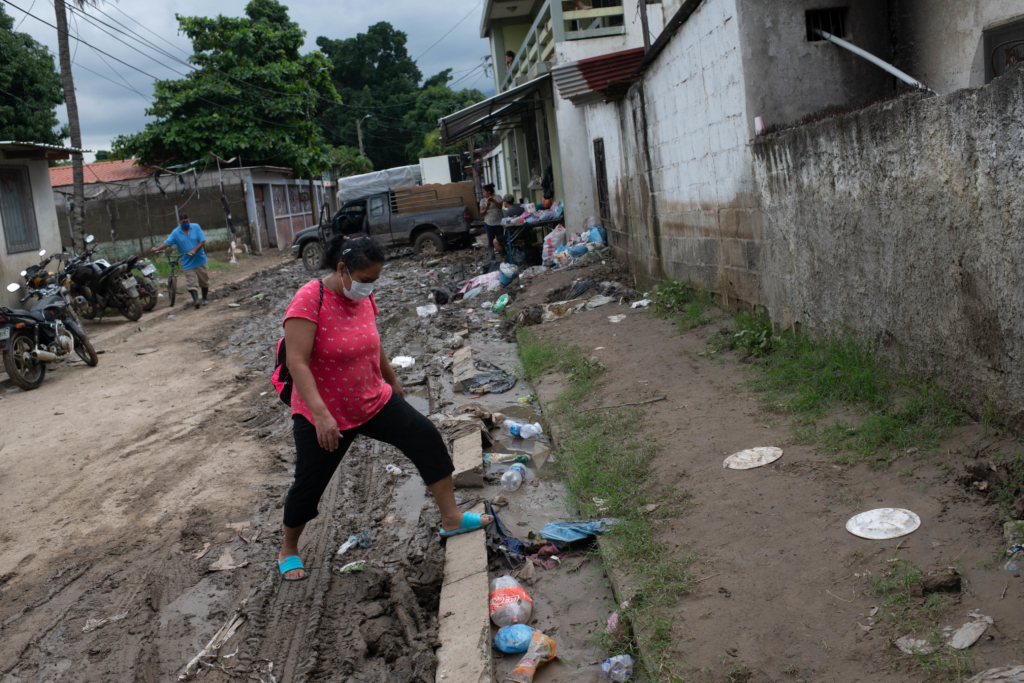 Una mujer camina en el barrio de Chamelecón, que fue inundado cuando el rio se desbordo, dejando miles de familias damnificadas. Foto: Encarni Pindado